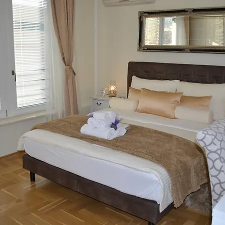 Avant Garde Luxury Split